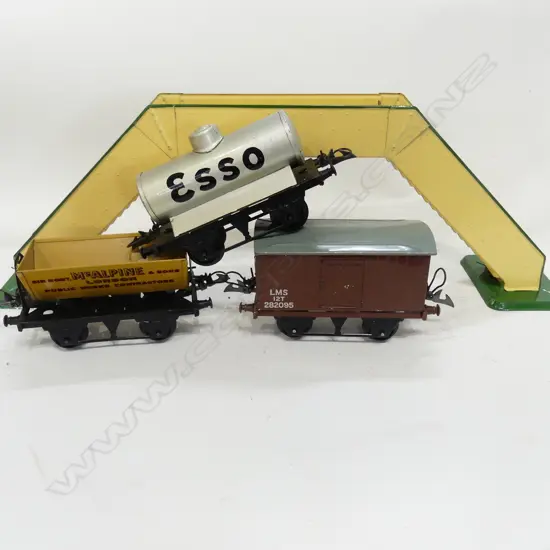 (18329) HORNBY 'No1 FOOTBRIDGE BOXED + 3 ROLLING STOCK, BOXED