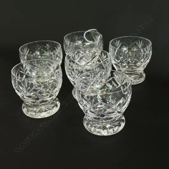 SET OF SIX CUT CRYSTAL TUMBLERS, H. 75MM & TALL CLOUDY GLASS VASE, H. 260MM