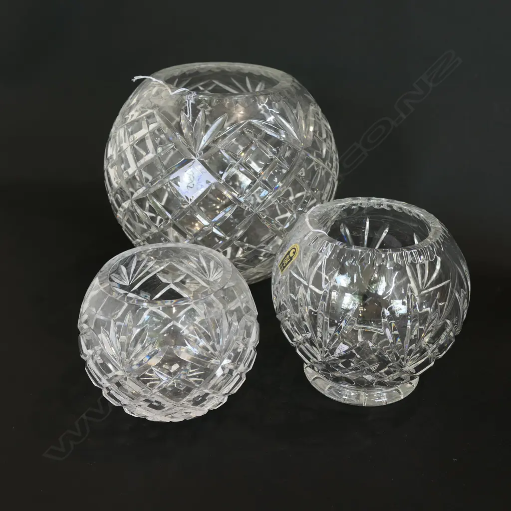 3 CUT CRYSTAL SPHERICAL VASES H 190 MM Image 1++