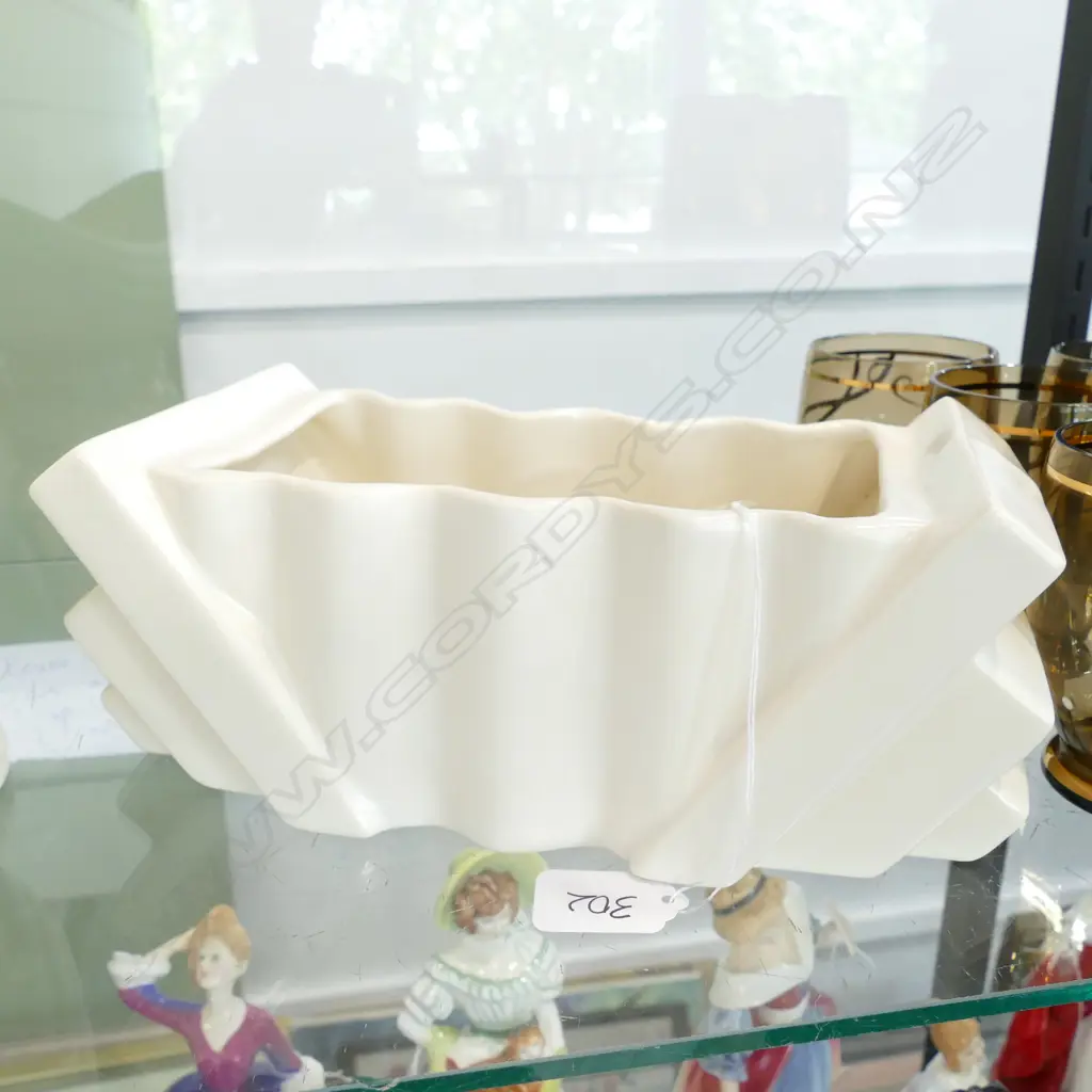 SHORTER & SONS WHITE DECO VASE W. 255MM Image 1++