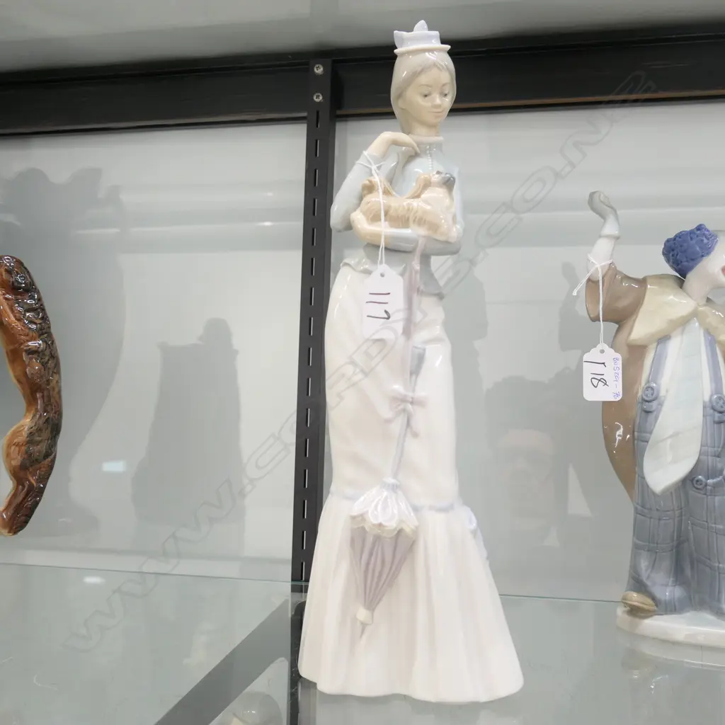 LLADRO TALL LADY WITH PEKINGESE H.370mm Image 1++