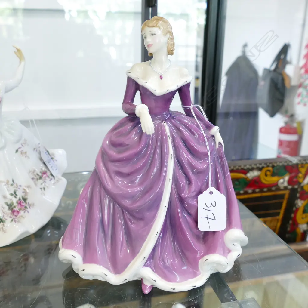 ROYAL DOULTON BOXED FIGURINE BELLE 220MM H Image 1++