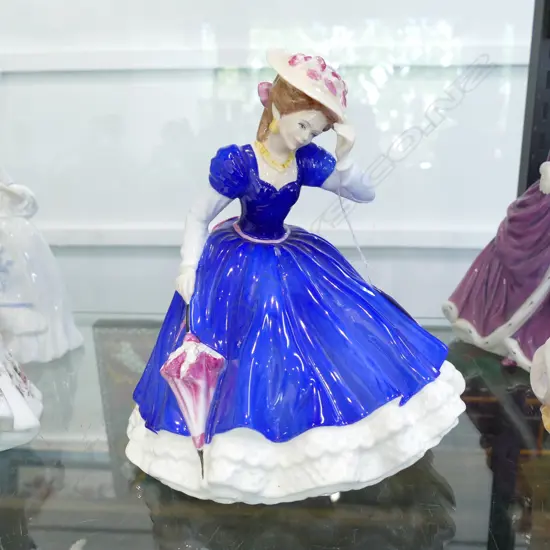 ROYAL DOULTON FIGURINE MARY 220MM H BOXED