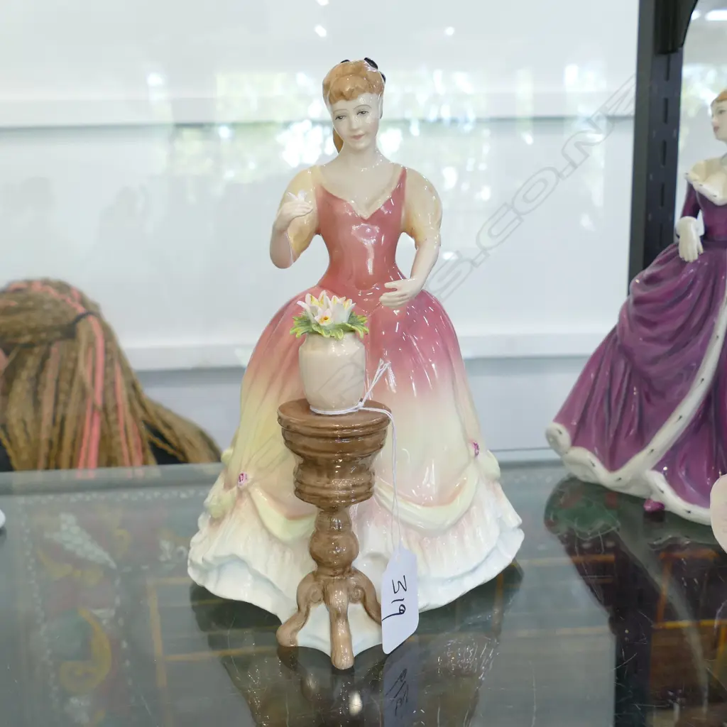 ROYAL DOULTON BOXED FIGURINE SARAH 220MM H Image 1++