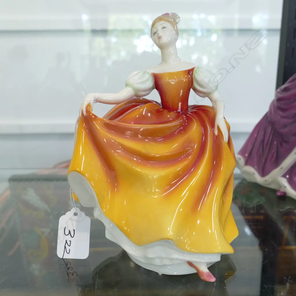 ROYAL DOULTON BOXED FIGURINE AUTUMN ATTRACTION 190MM H Image 1++