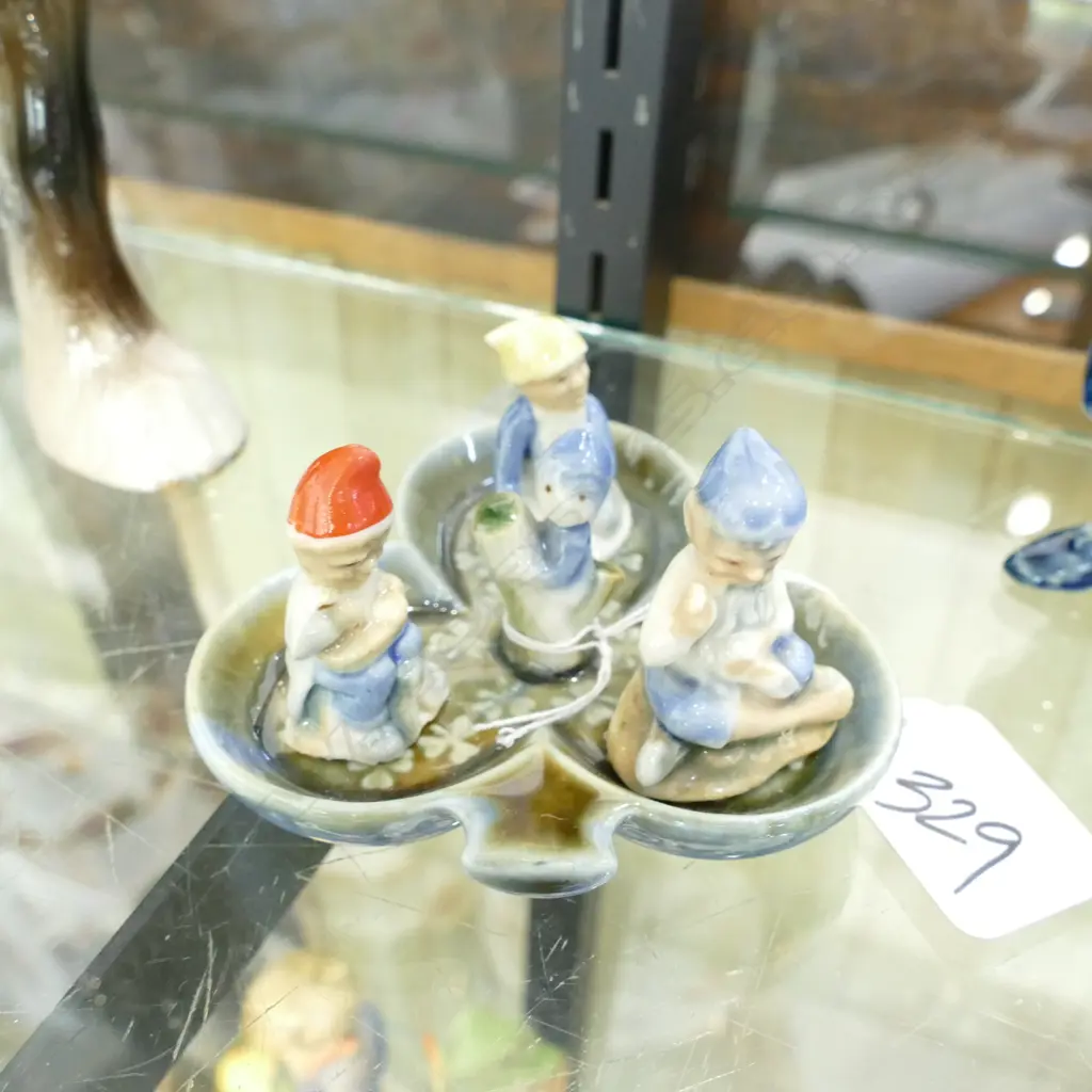3 WADE 'LUCKY LEPRECHAUNS' 1956 + PIXIE/SHAMROCK PIN TRAY Image 1++