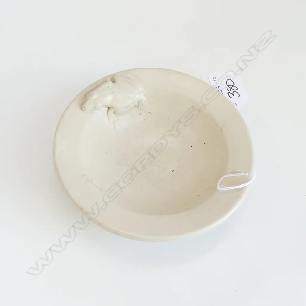 SMALL CERAMIC WHITE DISH W/ FROG - HAIRLINE CRACK DIA. 120MM Image 1++