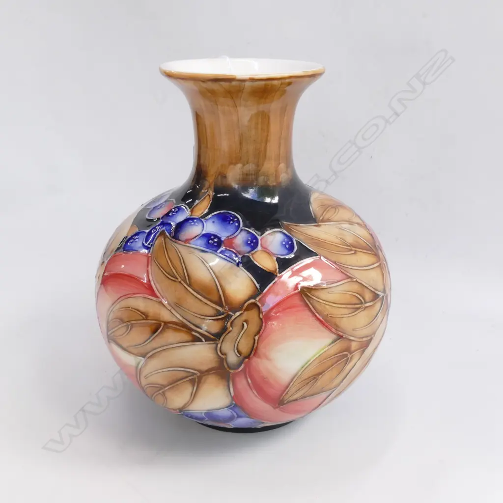 SALLY TUFFIN BULBOUS VASE POMEGRANITE H.195mm Image 1++