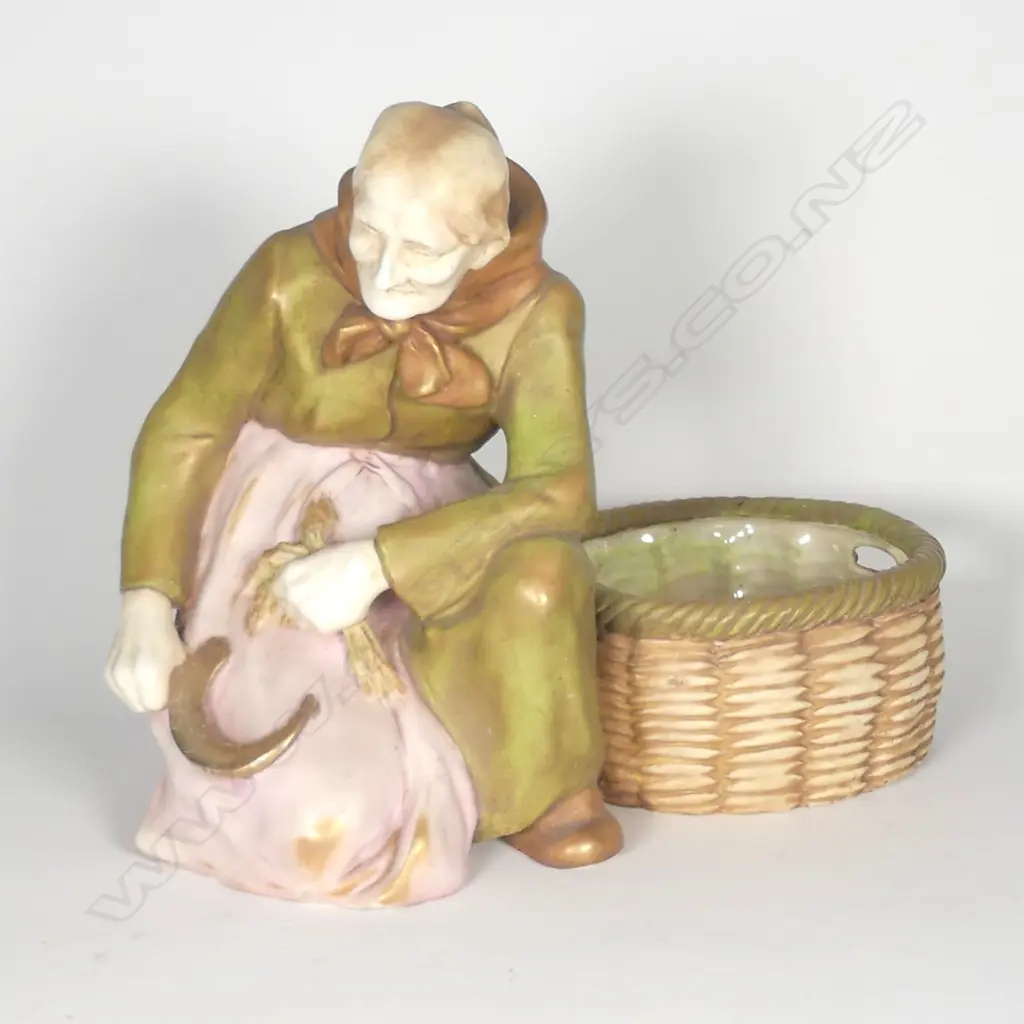 An early 20thC Amphora porcelain figured bowl Image 1++