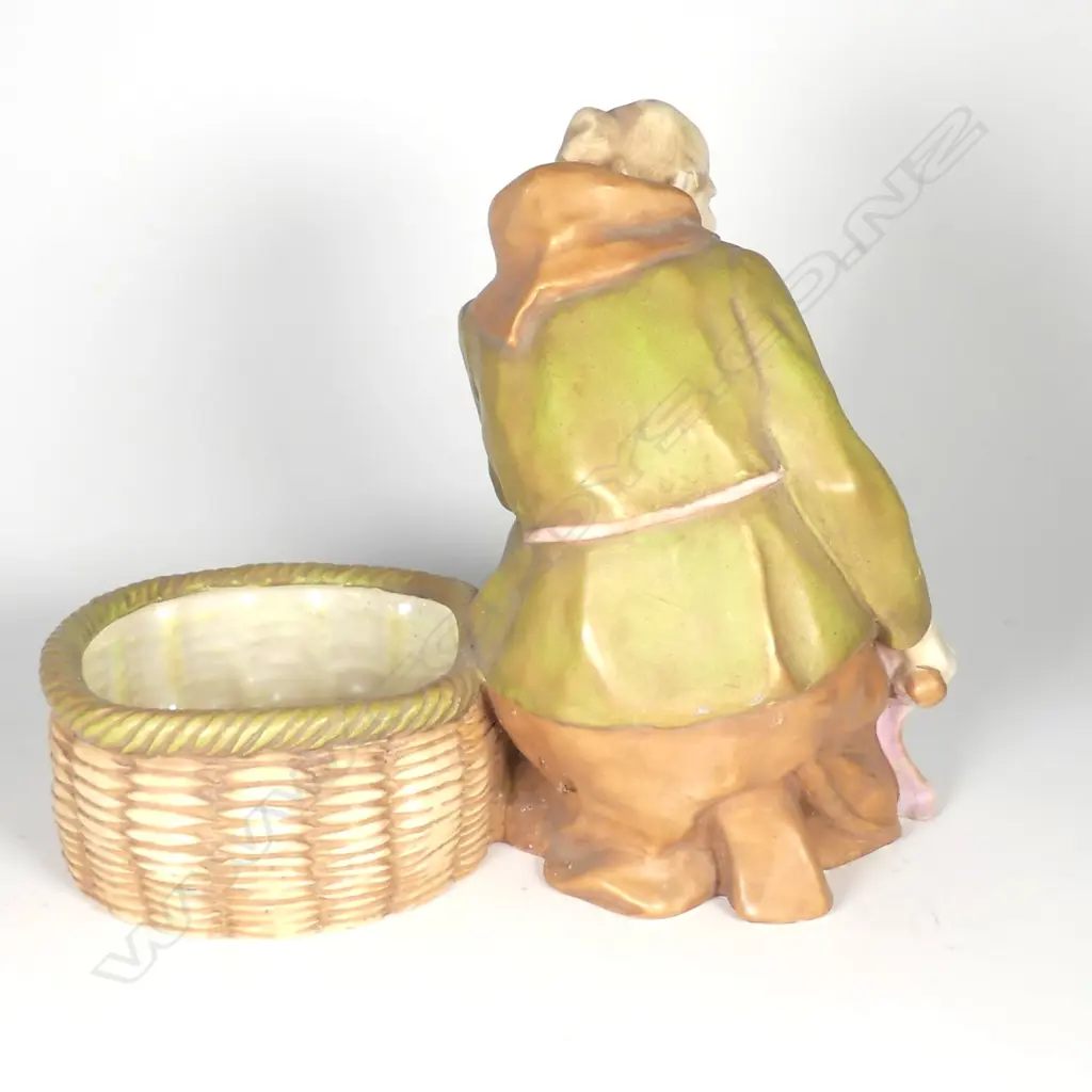 An early 20thC Amphora porcelain figured bowl Image 1++