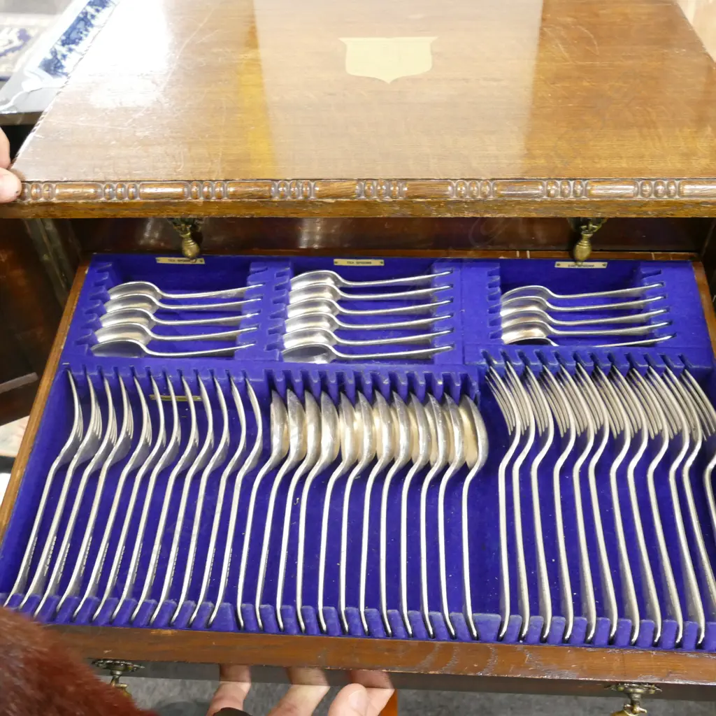 QUALITY EDWARDIAN WALKER AND HALL CUTLERY CANTEEN Image 1++