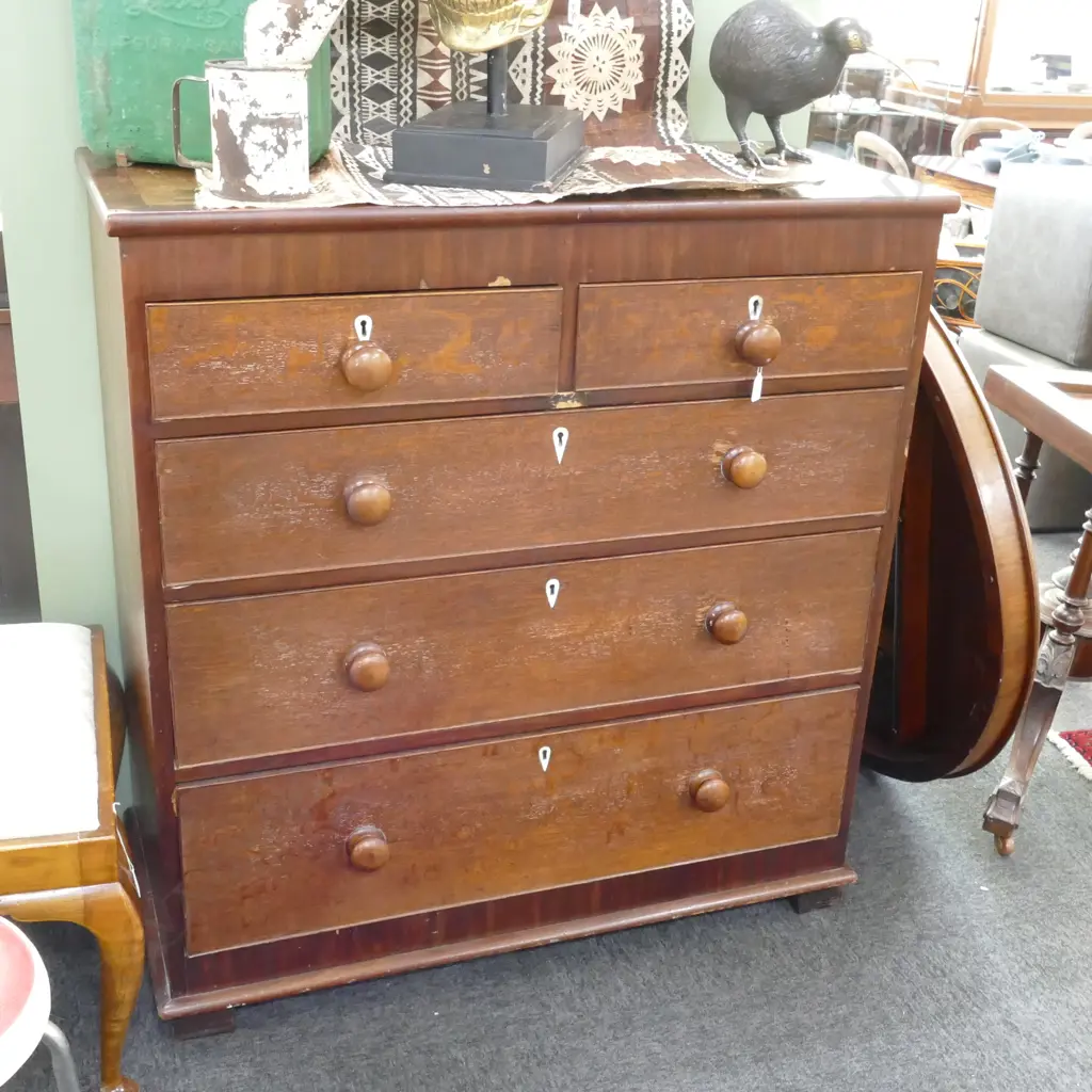 5 DRAWER CHEST AF LOSSES TO VENEER 1130MM H 1070MM W Image 1++