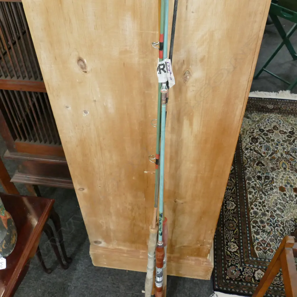 4 VINTAGE FISHING RODS Image 1++