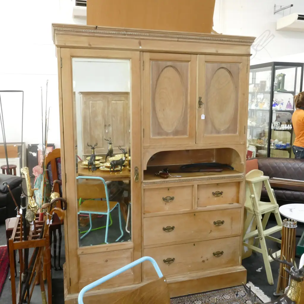 PINE ARTS AND CRAFT DRESSER  Image 1++