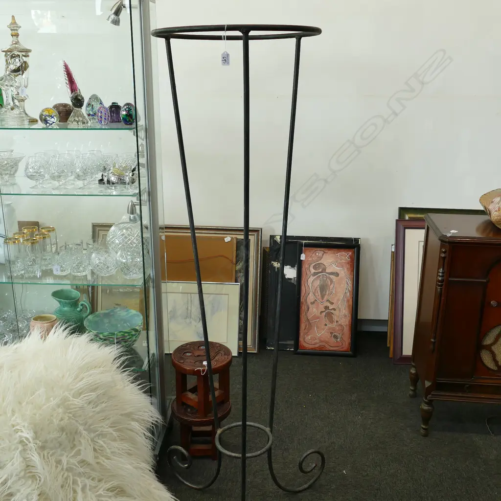 TALL IRON TRIPOD STAND 1750MM H Image 1++