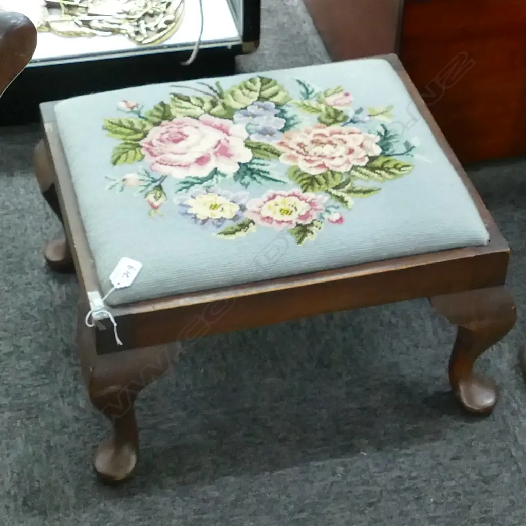EMBROIDERED FOOTSTOOL 480MM L Image 1++