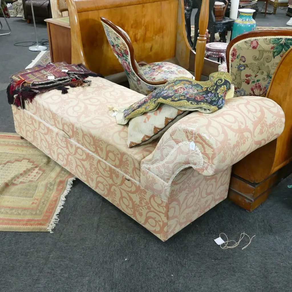 UPHOLSTERED DAY BED 1900MM L Image 1++