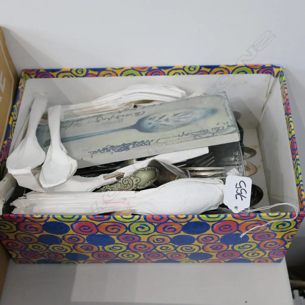 ASST COMMUNITY PLATE CUTLERY/CARVER RESTS/+ASST EP WARE Image 1++