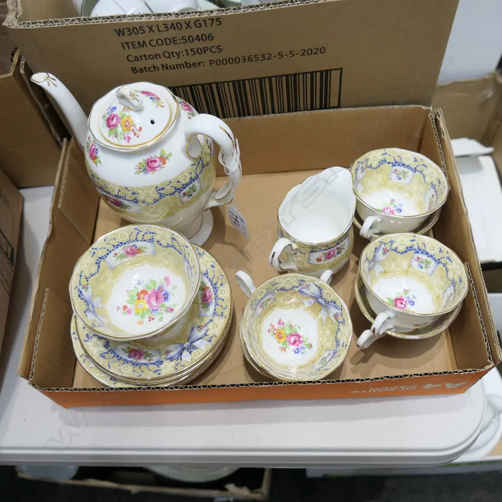 15 PCE ROYAL ALBERT 'VALENTINE' TEA SERVICE; 6 CUPS AND SAUCERS, MILK, SUGAR, TEA POT Image 1++