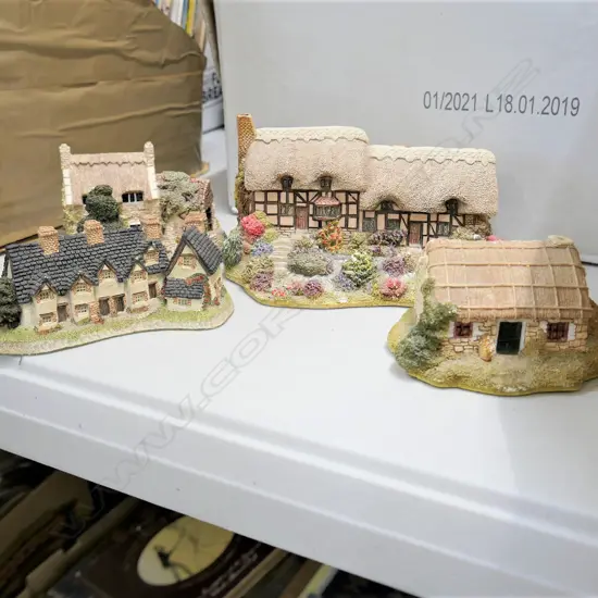BOX LOT 4 LILLIPUT LANE COTTAGES ONE AF (CHIMNEYS IN BOX)