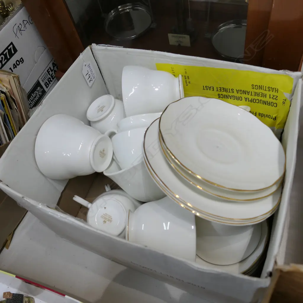 BOX LOT VINTAGE TEA SERVICE  Image 1++