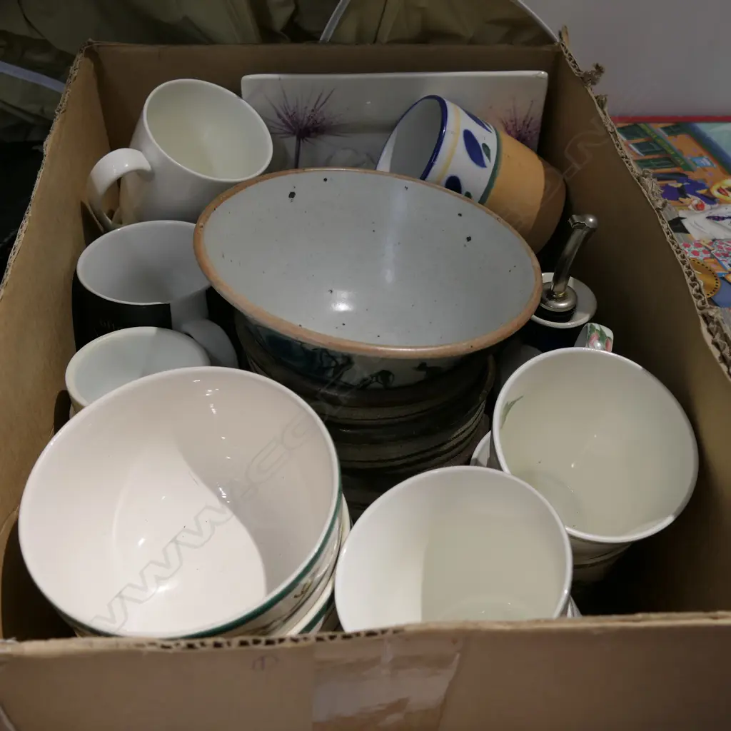 BOX OF ASSORTED CUPS/MUGS/POTTERY BOWLS Image 1++