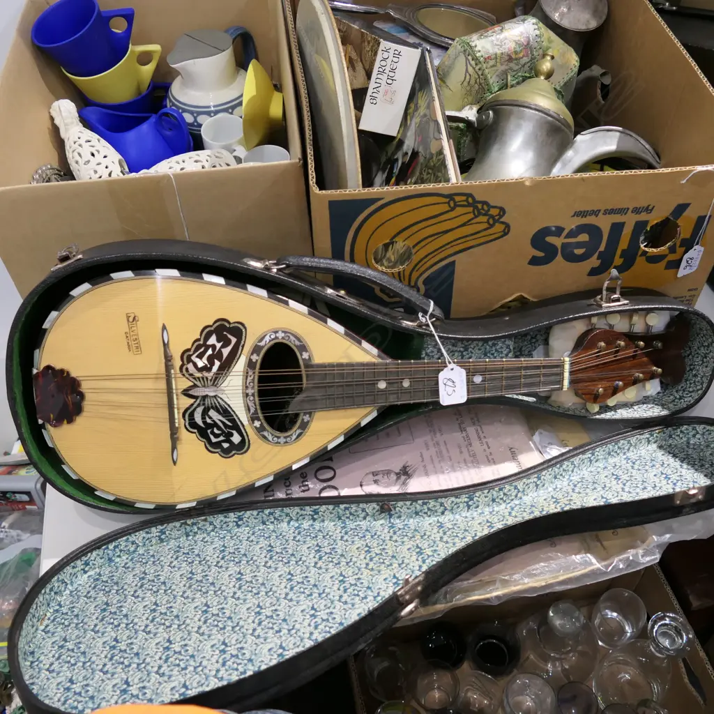 QUALITY CASED SYLVESTER MANDOLIN WITH MOP INLAY  + 5 LESSON BOOKS (188085) Image 1++