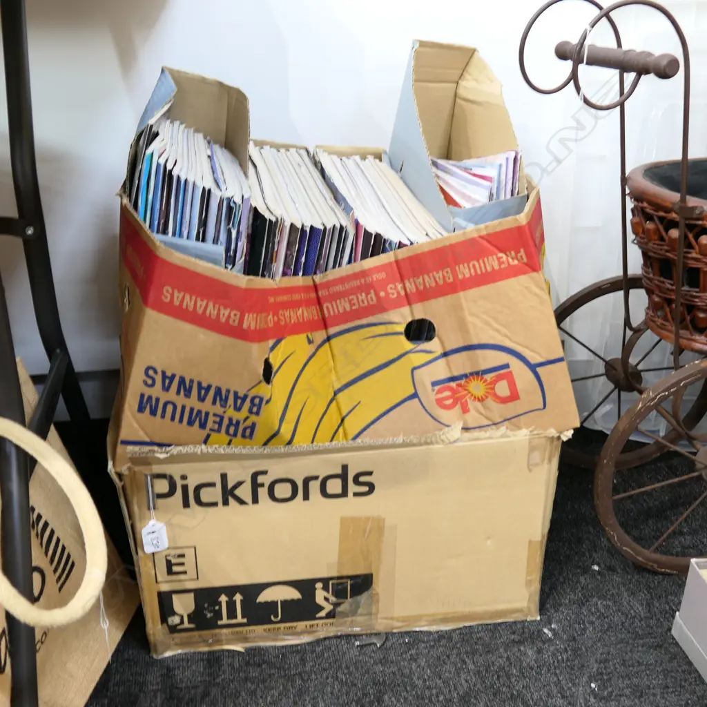 LARGE LOT OF ASST DOLL COLLECTING MAGAZINES  Image 1++