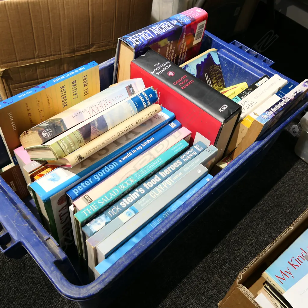 LGE BOX OF BOOKS - COOKBOOKS, ETC Image 1++