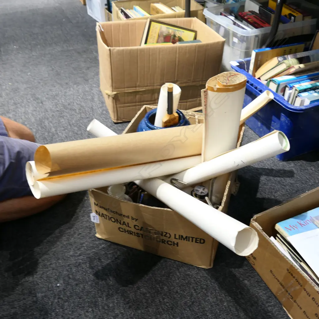 BOX LOT ASST. NZ PRINTS, VASE ETC Image 1++