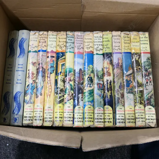 COMPLETE SET OF VINTAGE ENID BLYTON SECRET SEVEN BOOKSt ( 2 are missing dust jackets).
