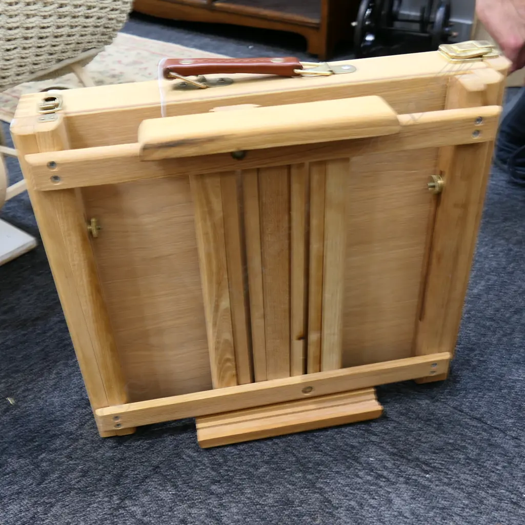 FOLDING ARTISTS EASEL  Image 1++