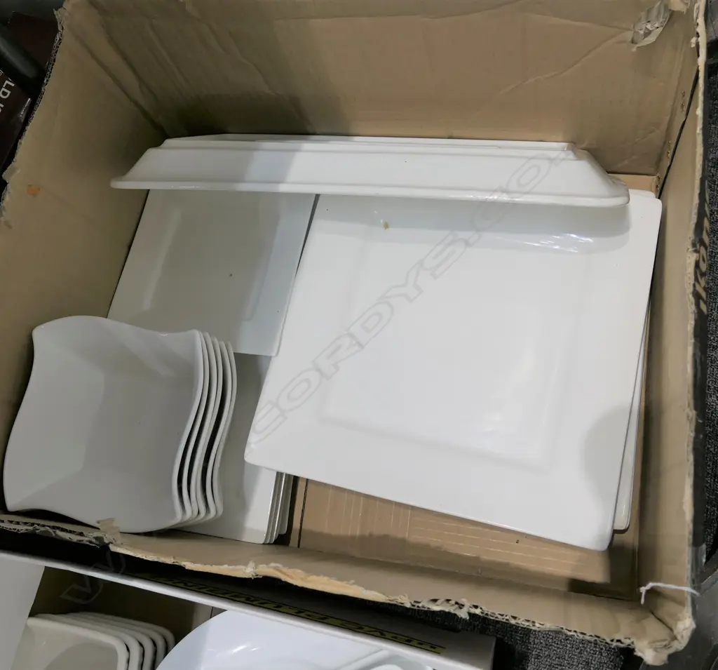PART WHITE DINNER SET, SQUARE DESIGN Image 1++