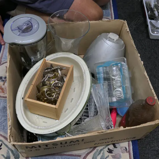 KITCHEN APPLIANCE & ASSORT. KITCHEN ITEMS