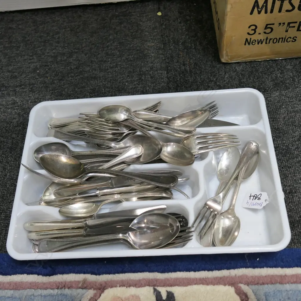 TRAY OF VINTAGE CUTLERY Image 1++