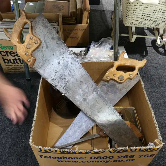 BOX LOT 3 VINTAGE SAWS, BOXED PLANE, ETC