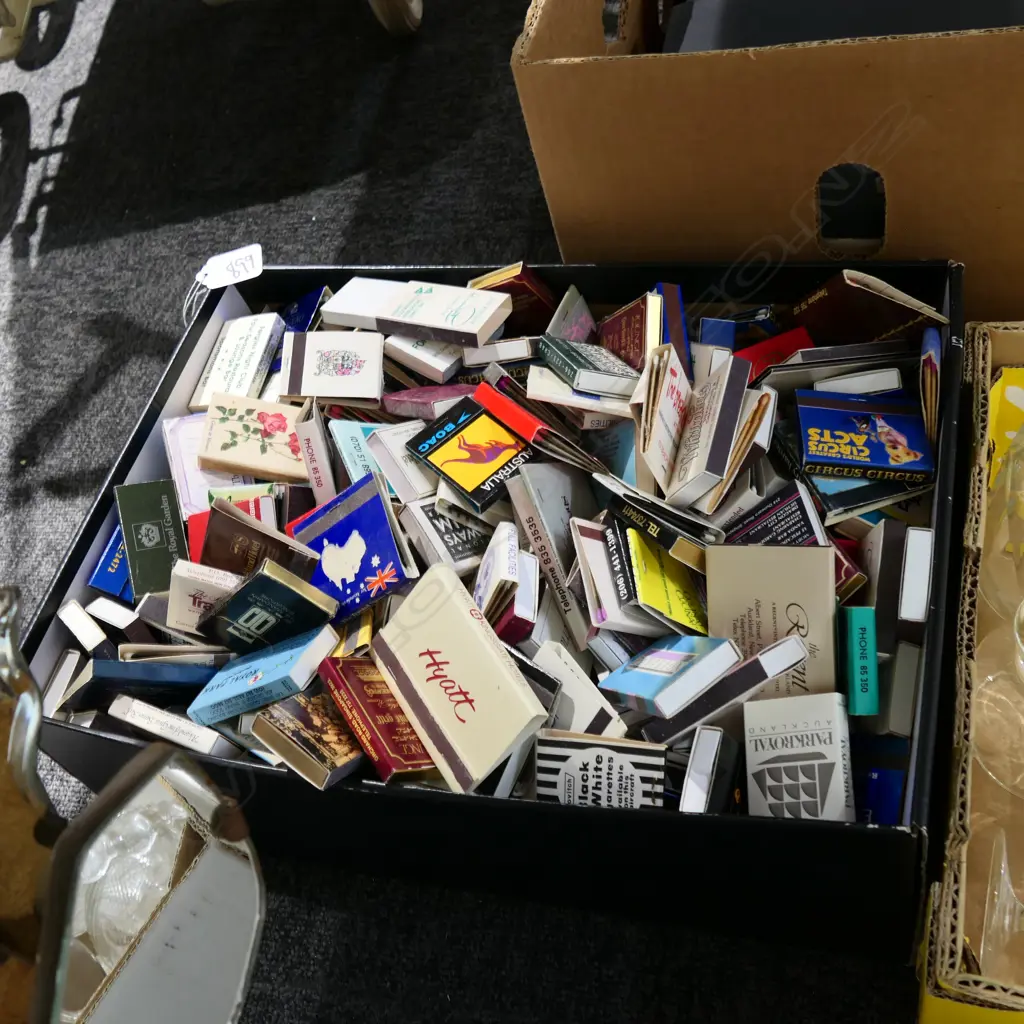 BOX LOT VINTAGE MATCHES Image 1++