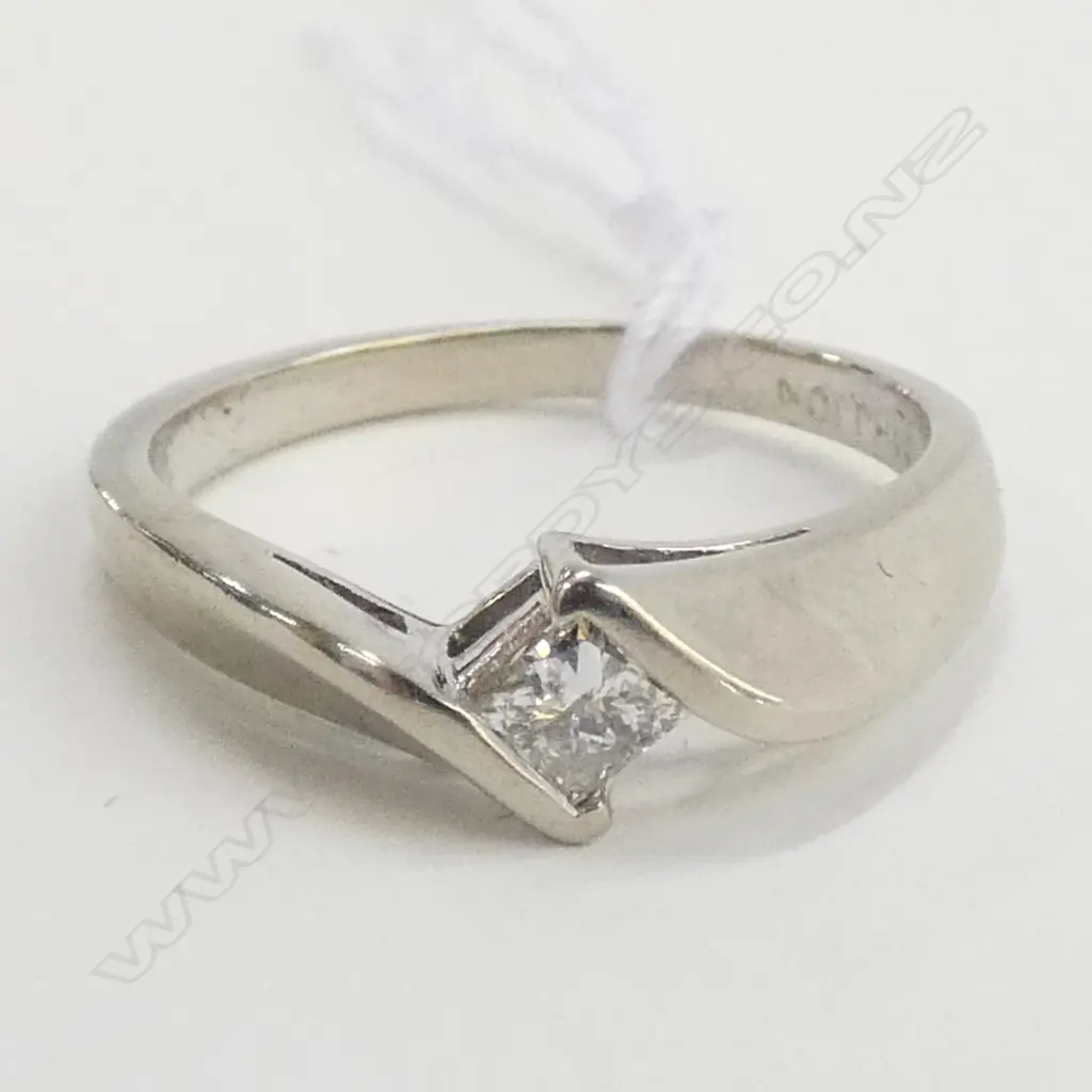 10K PRINCESS CUT SOLITAIRE DIAMOND RING Image 1++