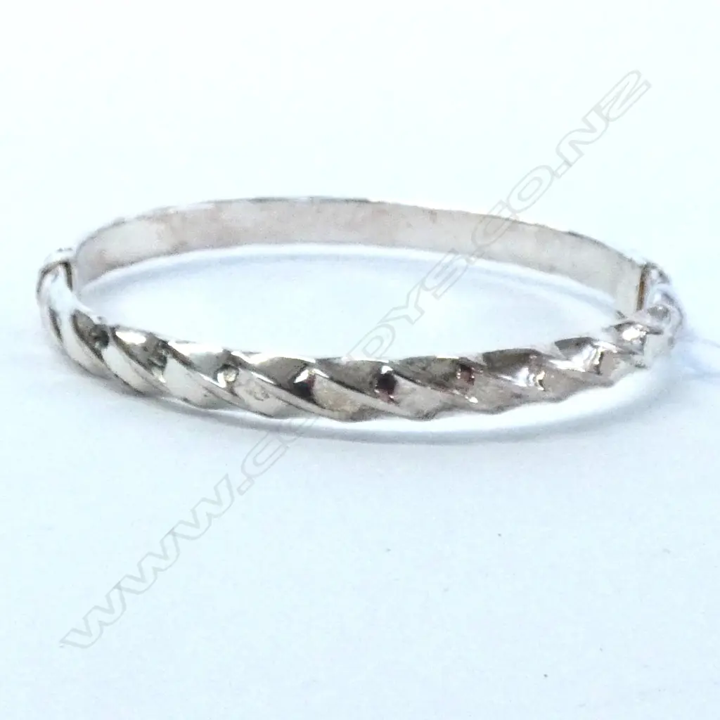 STG SILVER RIBBED DESIGN BRACELET Image 1++