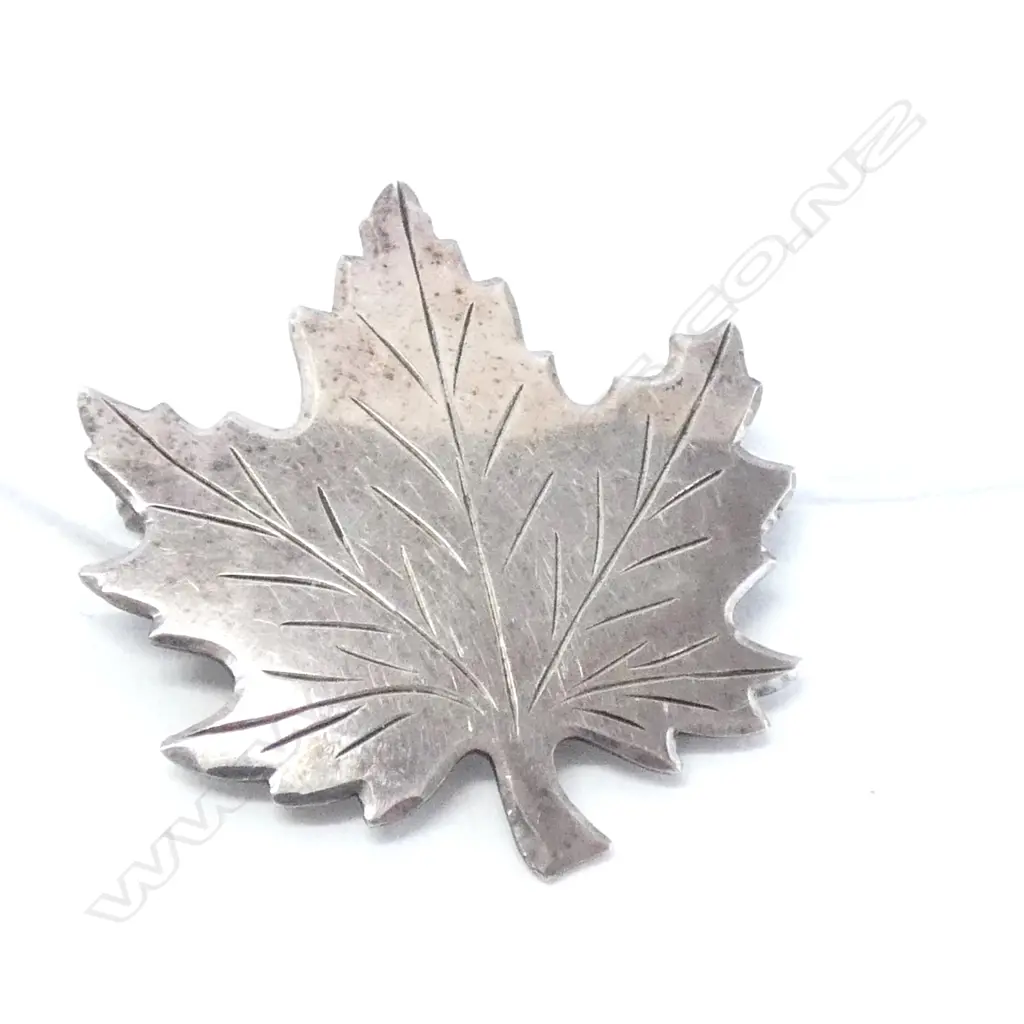 STG SILVER MAPLE LEAF BROOCH Image 1++