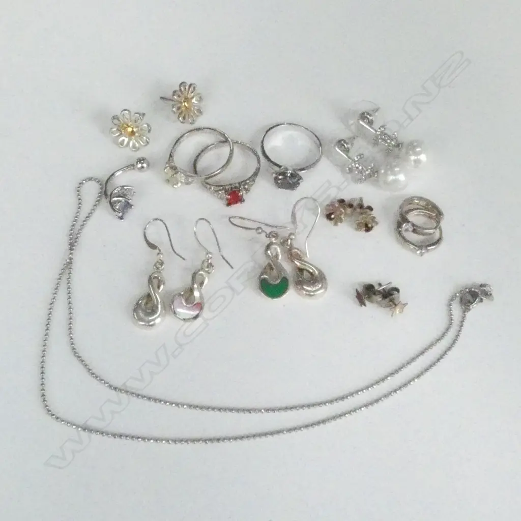 BOX OF ASSORT. EARRINGS Image 1++