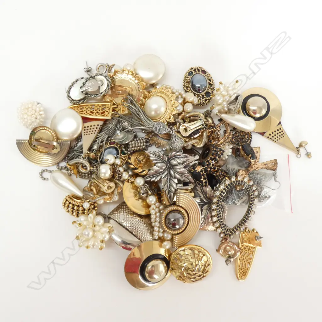 25 PAIRS VINTAGE COSTUME EARRINGS IN GOOD CONDITION Image 1++