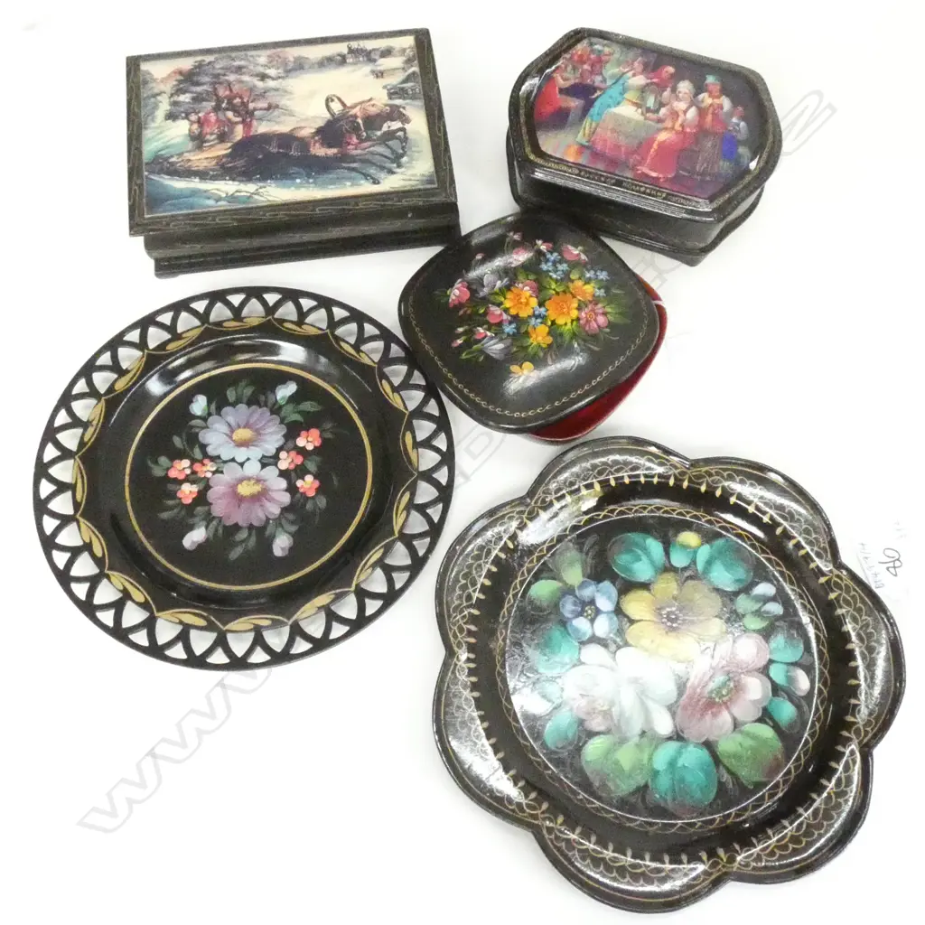 FIVE HANDPAINTED RUSSIAN PIECES, 3 BOXES, 2 PLATES Image 1++