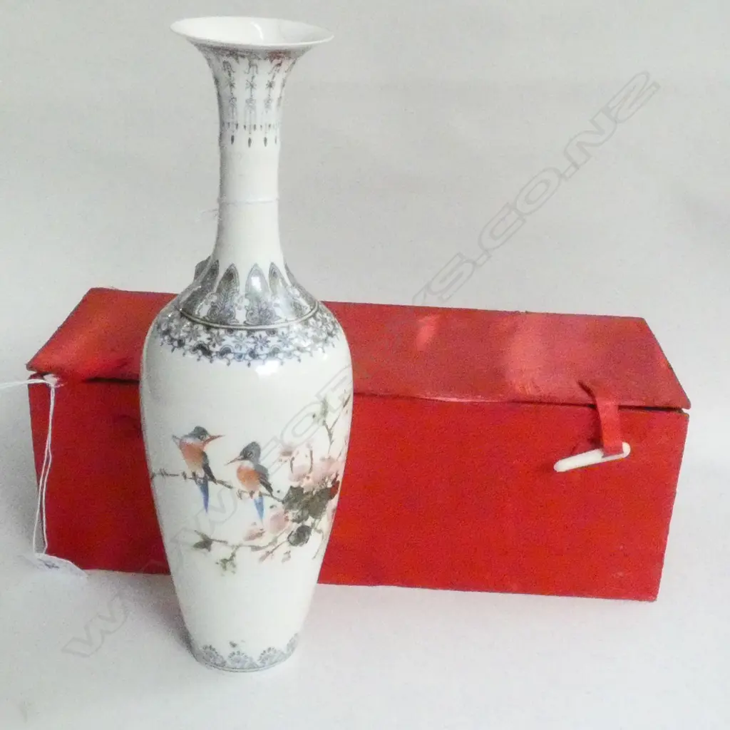 BOXED ORIENTAL VASE H. 260MM AF WITH RIM REPAIR Image 1++