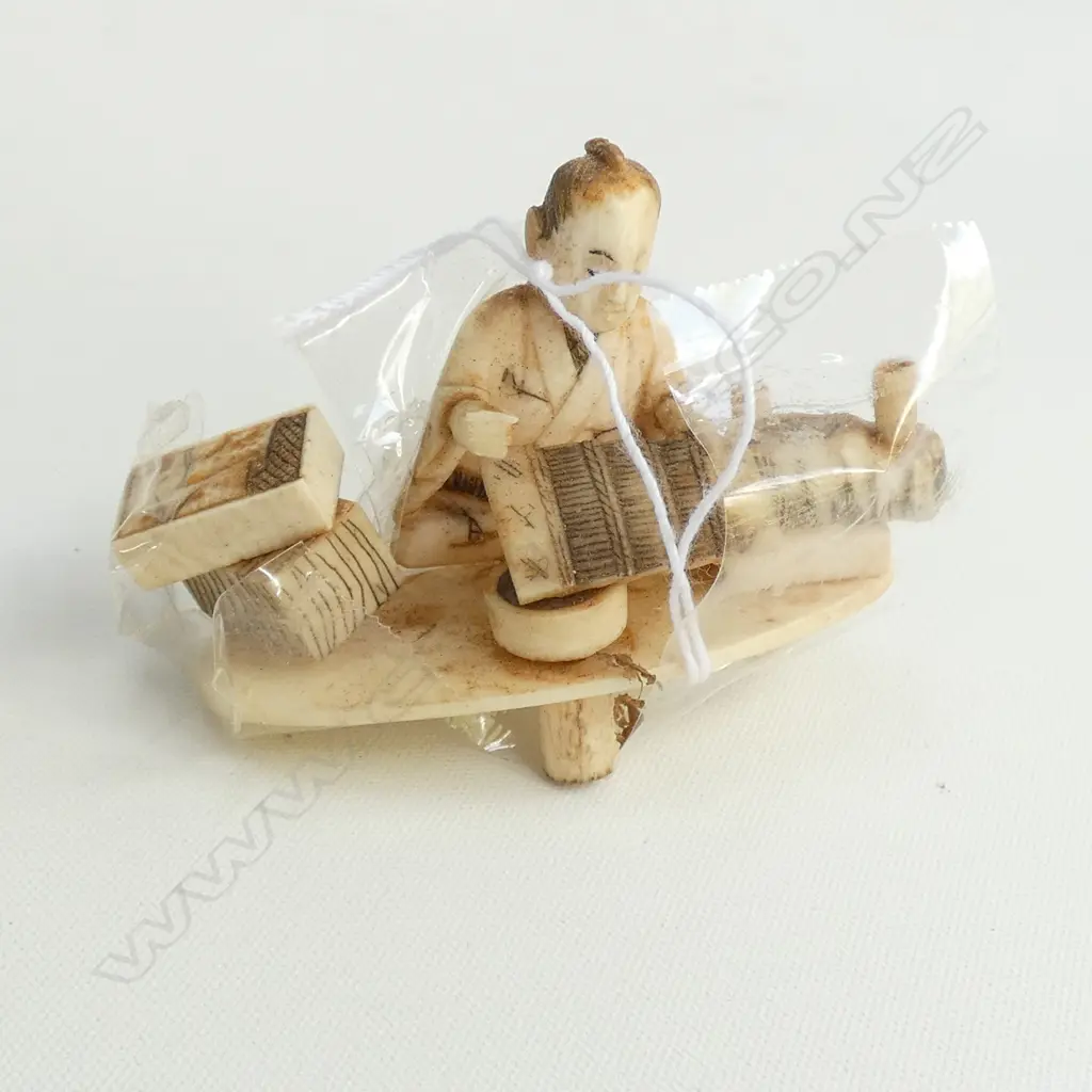 JAPANESE CARVED IVORY SEATED MAN Image 1++