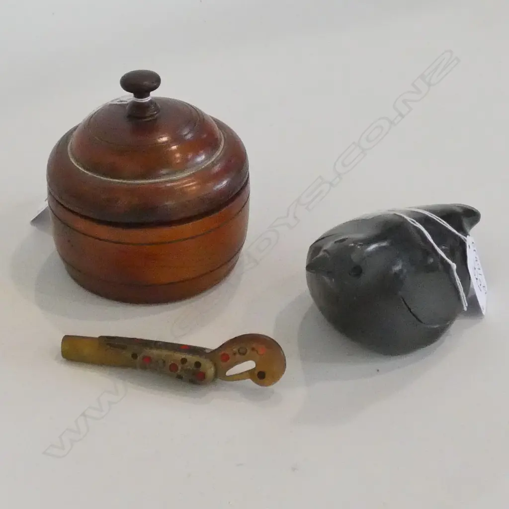 FIGURED KAURI LIDDED BOX & CARVED HORN BIRD... Image 1++