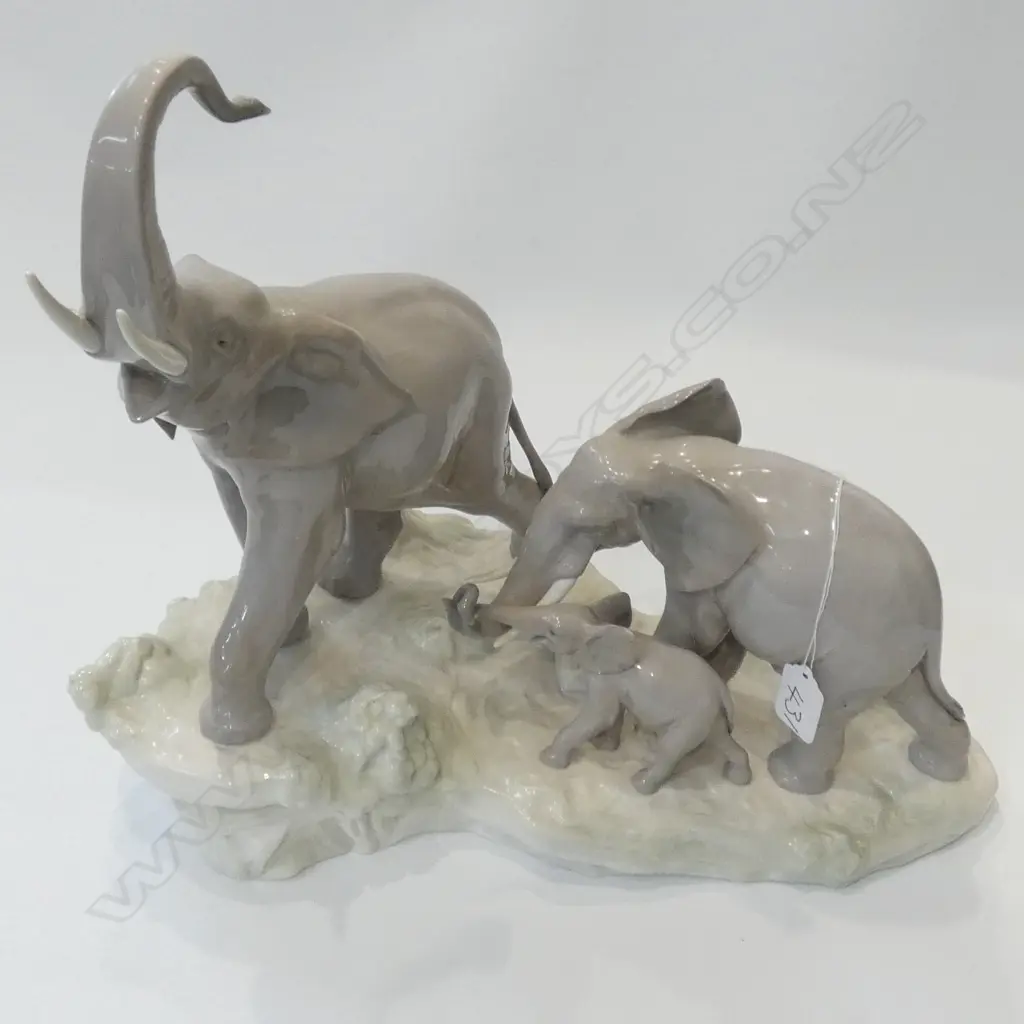 LGE LLADRO ELEPHANT FAMILY GROUP. L.400mm Image 1++