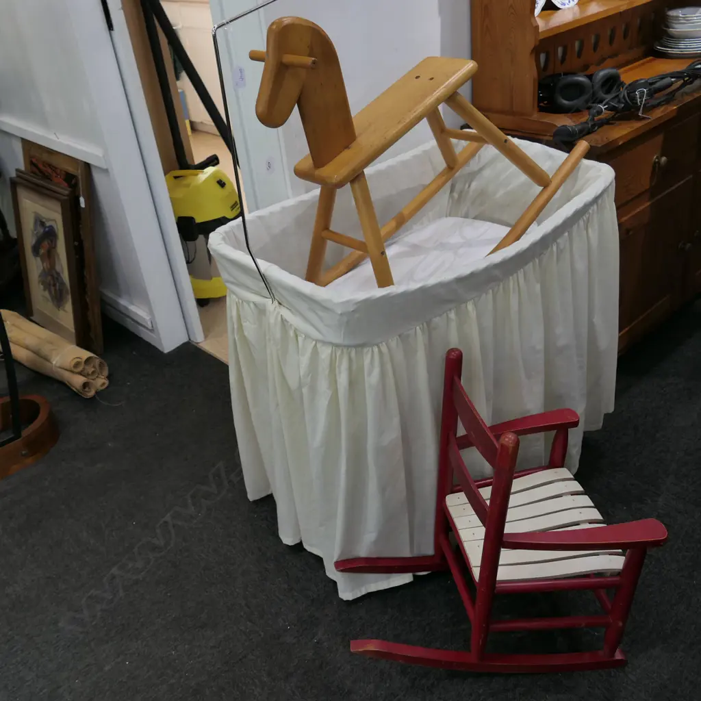 CRIB/ROCKING HORSE+ CHAIR Image 1++