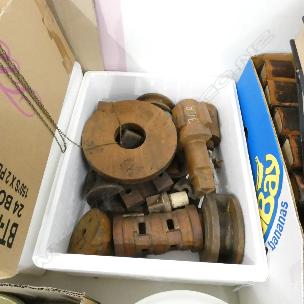 BOX LOT ASST. WOODEN PIECES Image 1++