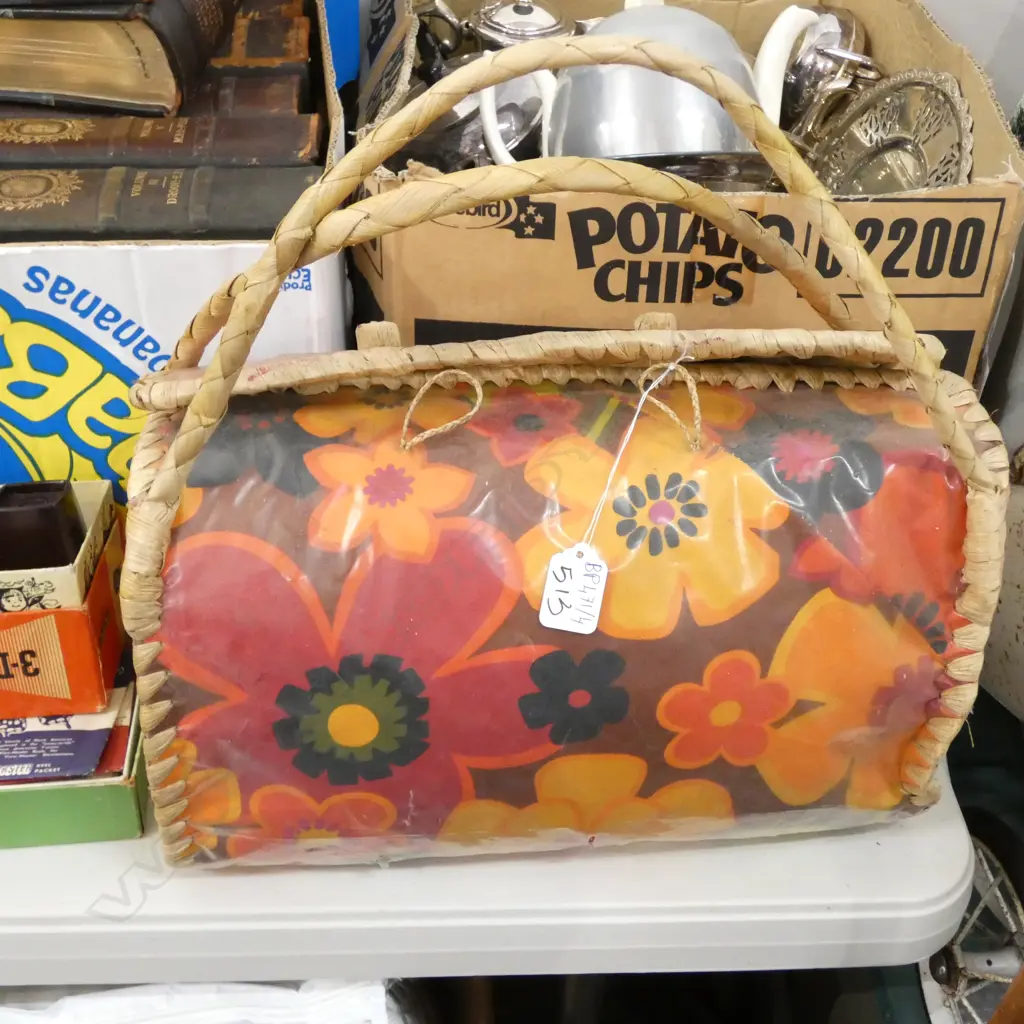 RETRO HANDBAG CONTAINING SHELL NECKLACES ETC Image 1++